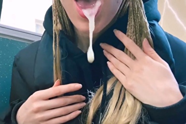 Питерская студентка сосёт в автобусе и набирает в рот сперму